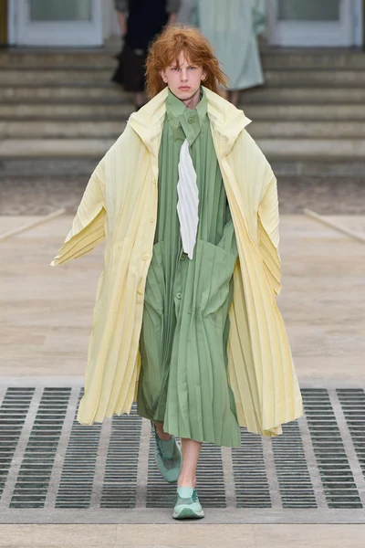 Look 15